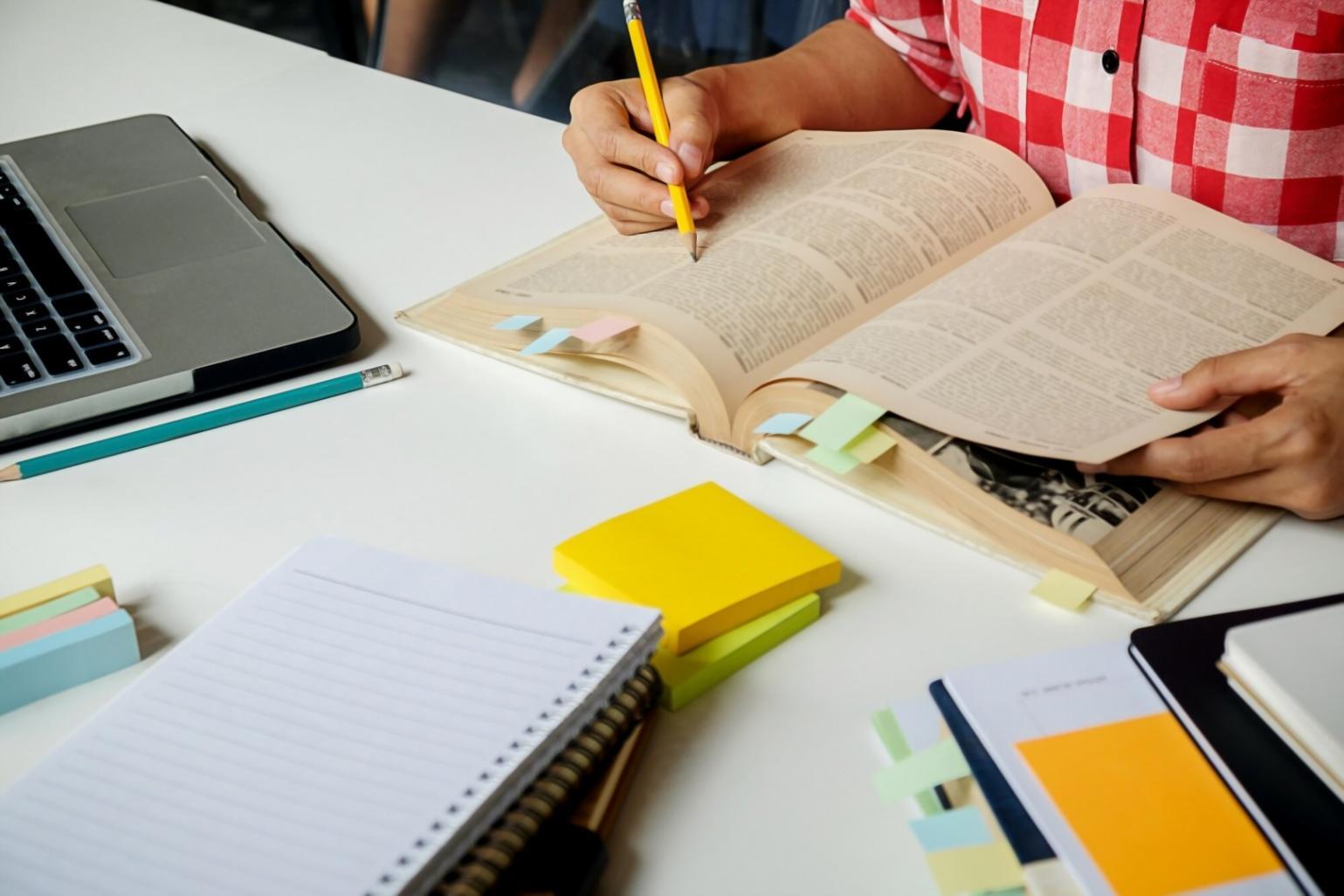 Finanzbildung Arbeitsumgebung mit Analysen und Dokumenten